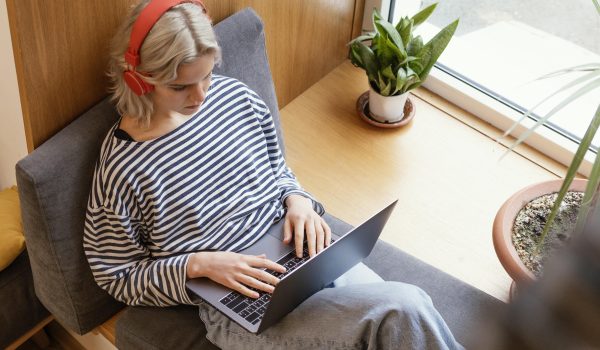 woman-working-laptop TITLwoman-working-laptop